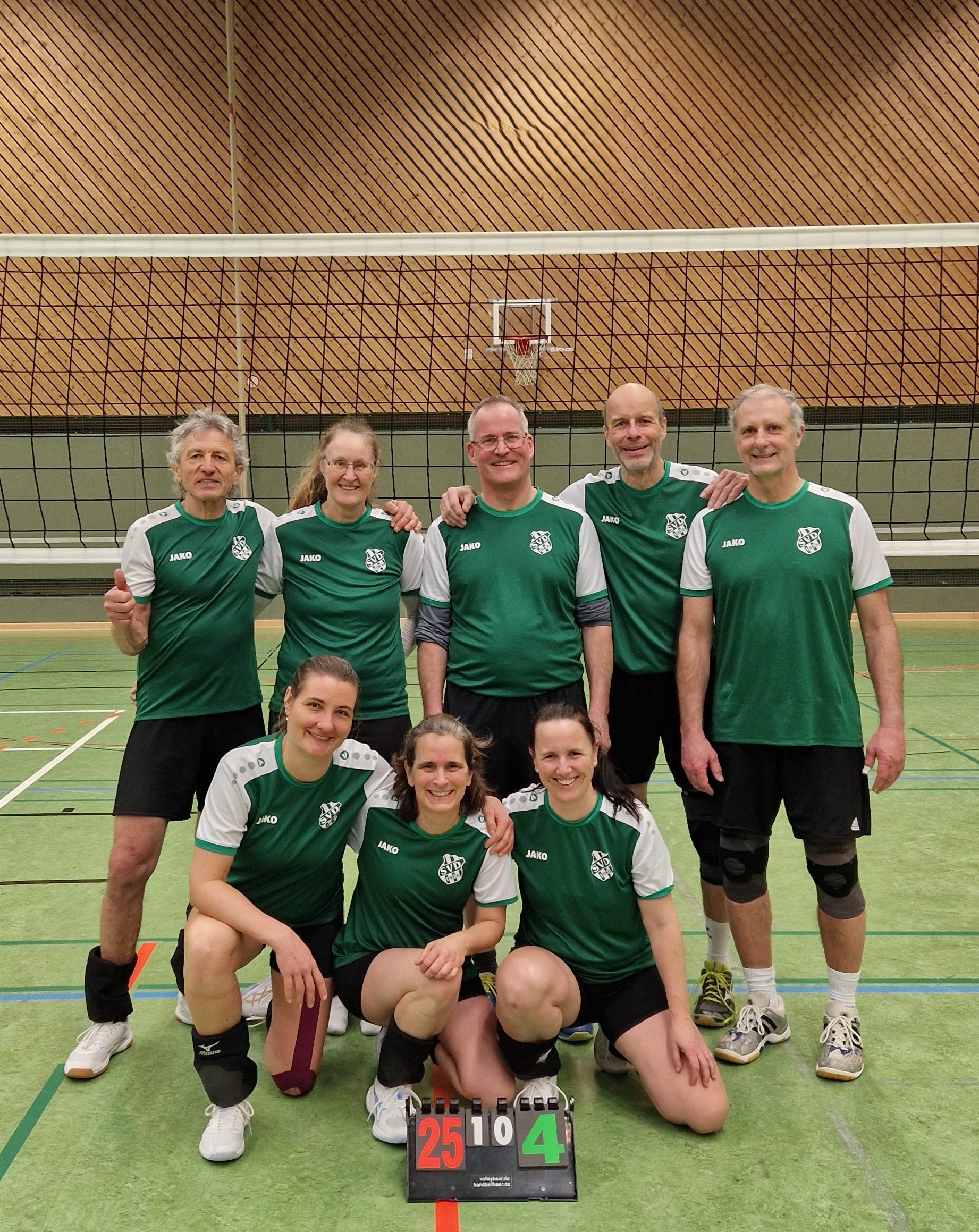 Das 3/3-Team am 4. Spieltag nach dem „25:4 Rekordsatz“: Klaus Dongus, Elke Dongus, Georg Titel, HaJo Zeiss, Edi Rosenfelder (hinten); Corry Tschackert, Uli Herzog, Tina Holzner (vorne).