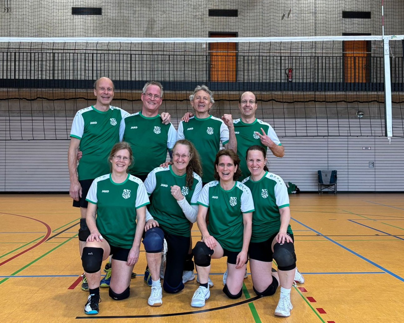 Die 3/3-Vizemeister am letzten Spieltag: HaJo Zeiss, Georg Titel, Klaus Dongus, Jürgen Walz (hinten); Siggi Müssle, Elke Dongus, Uli Herzog, Tina Holzner (vorne).